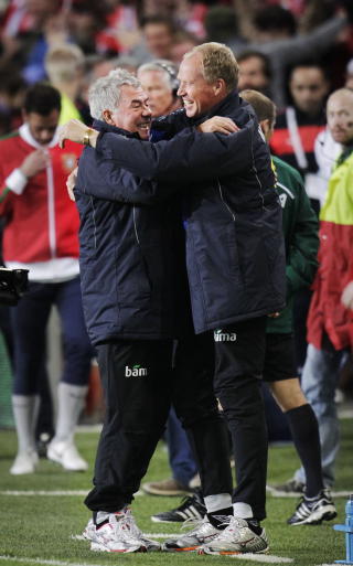 NYTT, STOLT �YEBLIKK: Landslagssjef Egil �Drillo� Olsen (t.v.) og assistenttrener Ola By Rise jubler etter at seieren er et faktum i EM-kvalifiseringskampen i fotball mellom Norge og Portugal p� Ullevaal Stadion tirsdag kveld.
Foto: Erlend Aas / Scanpix