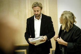 FRIFUNNET: Thomas Gjertsen er daglig leder i produksjonselskapet Feelgood, som ble saktf�kt av Marit Egeland. I dommen ble Feelgood frifunnet.  Her er Giertsen i retten med 
advokat Agathe L�wenborg. Foto: Bj�rn Langsem
