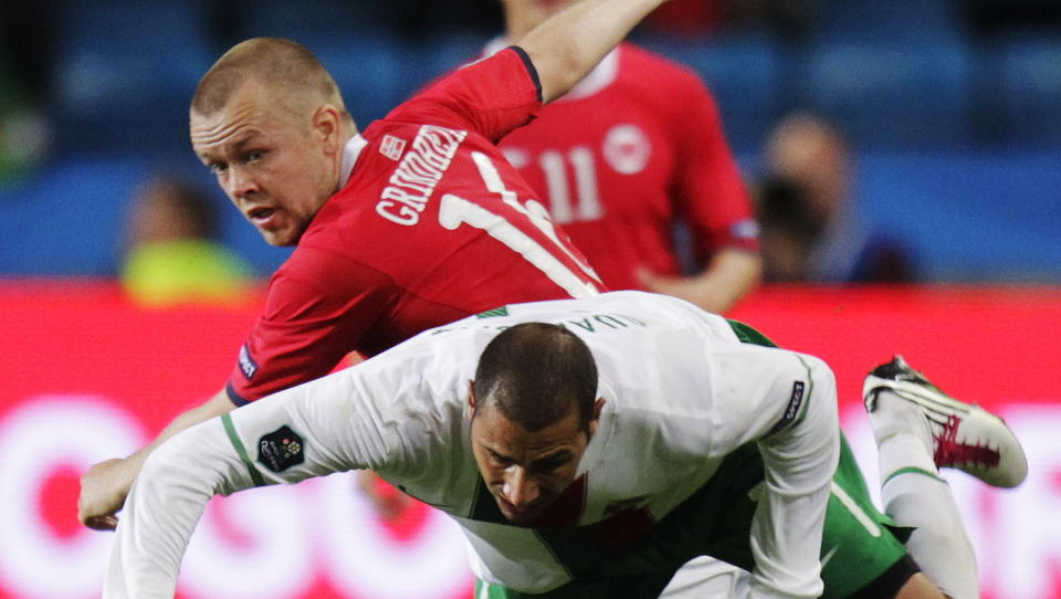 BANENS BESTE: Christian Grindheim l�p og l�p og l�p mot Ricardo Quaresma og Portugal i g�r kveld, og skal ha mye av �ren for dr�mmeseieren p� Ullevaal.Foto: Erlend Aas / Scanpix