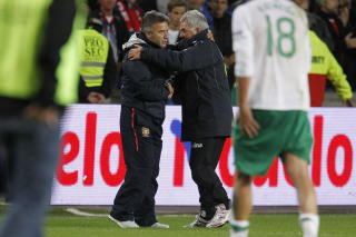 SYNES IKKE HANGELAND VAR GOD ELLER TEKNISK: Portugals reservetrener Agostinho Oliveira, som her takker Drillo for kampen.  
Foto: H�kon Mosvold Larsen / Scanpix
