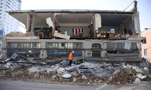 UNDERS�KER: En inspekt�r unders�ker ruinene av en sammenrast bygning.   REUTERS/Simon Baker
