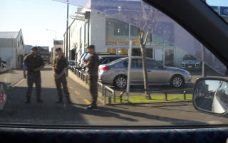 PATRULJERER: Siviforsvaret patruljerer gatene i Christchurch etter innf�ringen av unntakstilstand. Foto: Therese Berg