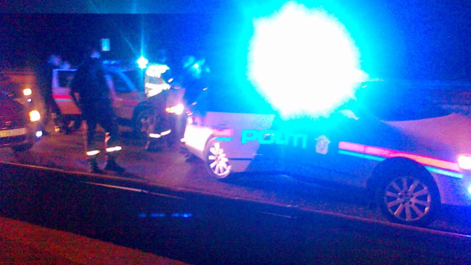  LIKE F�R SPIKERMATTE:  I natt ble 14- og 15-�ringene i den stj�lne bilen fra Kristiansand stoppet ved Kopstad i Vestfold etter en politijakt p� E18. FOTO: TOM ERIK R�NNINGEN, T�NSBERGS BLAD.