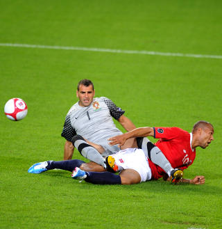 FRA HELT TIL SYNDEBUKK: Portugal-keeper Eduardo blir kalt en kalkun i dag. Foto: ERIK BERGLUND