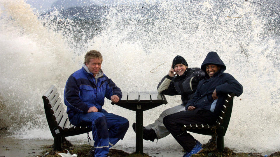 DOMMEDAG? Samtidig som FNs klimapanel sier det er mindre ekstremt v�r rundt Nordsj�en, melder norske nyheter hele tiden om �ekstremv�r�. Her fra en storm i �lesund i fjor. Foto: Fridgeir Walderhaug