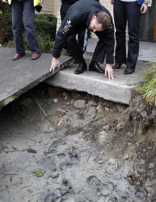 STATSMINISTEREN:  New Zealands statsminister John Key inspiserer et jordskjelvrammet boligomr�de i bydelen Kaiapoi i Christchurch i dag. FOTO: AP/SCANPIX.