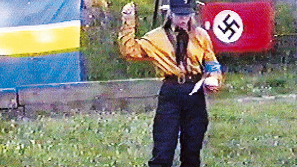1996 I FULL NAZIUNIFORM: Tina Hallgren Bengtsson brukte naziuniform offentlig mens hun jobbet for Sverigedemokraterna. P� denne tiden var dette slett ikke uvanlig, og den nye lederen Mikael Jansson m�tte innf�re uniformsforbud. Hallgren Bengtsson forlot SD til fordel for partiet Nationalsocialistisk Front, som hun taler for p� dette bildet. Foto: Expo