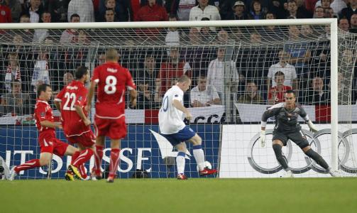 SCORINGEN: Her er landslagsm�lt�rken til Wayne Rooney over. Foto: Peter Klaunzer/Keystone/REUTERS