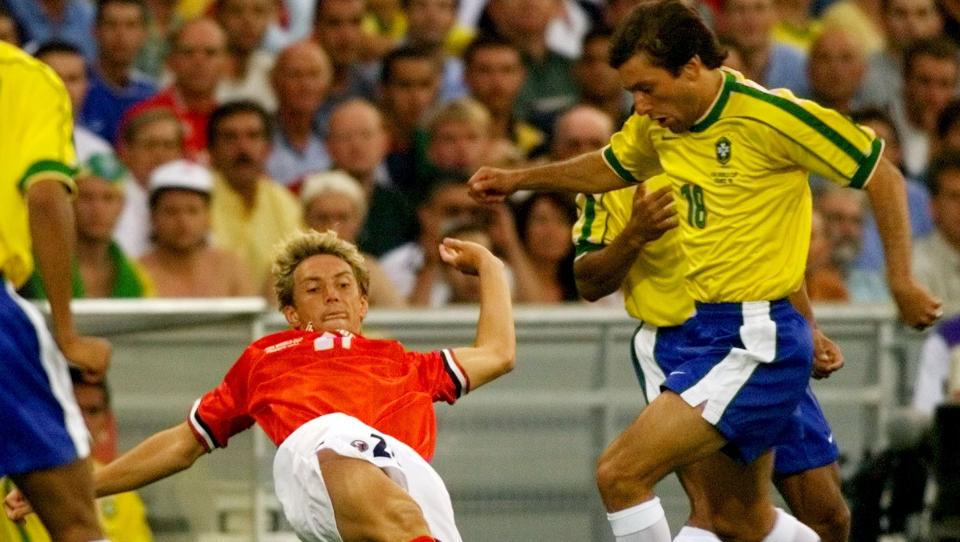 VM-TR�YE: Vidar Riseth vil blant annet auksjonere bort VM-drakta fra bragdkampen mot Brasil i 1998-VM. Foto: AP