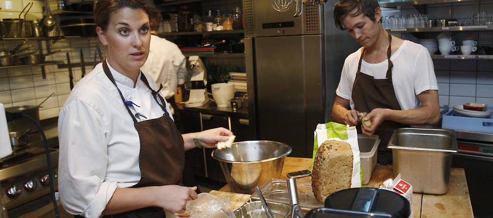 VIL HVOR MATEN KOMMER FRA: Kj�kkensjef Kaja Ramb�k Holboe Bang ved den �kologiske restauranten Kolonihagen p� Frogner i Oslo er glad for �kt fokus p� frukt og gr�nnsaker i kosten. Hun h�per at stadig flere vil velge �kologisk, kortreist mat. Foto: ERLING H�GELAND