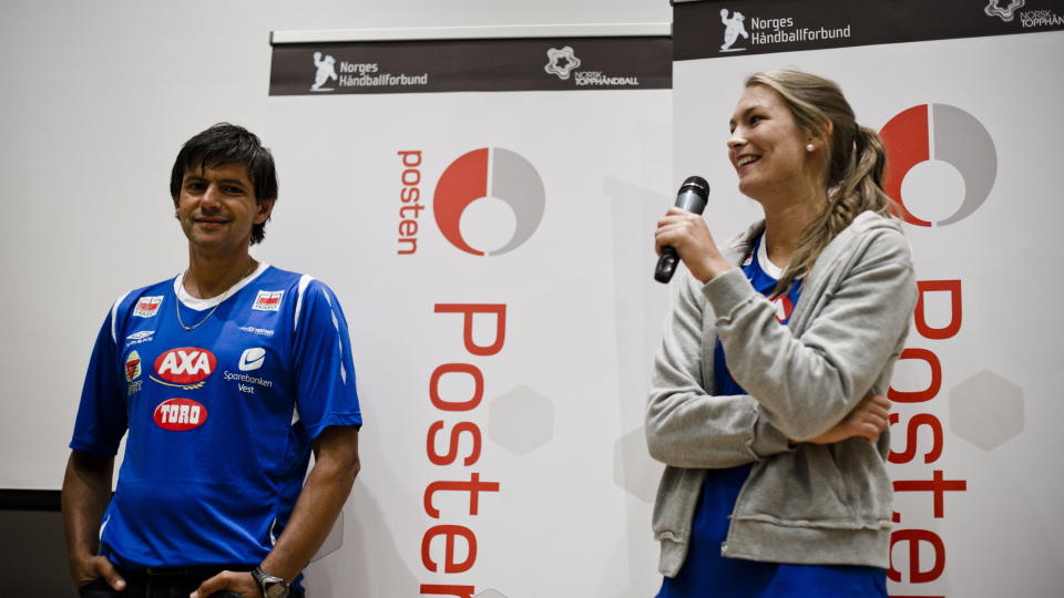 SPARKET UT AV NM: Tertnes er ute av cupen tross storseier. Her er trener Tore Johannessen og Marthe Reinkind (som var spilleberettiget i cupen) forbundets kick-off til h�ndballsesongen Foto: Aleksander Andersen / Scanpix