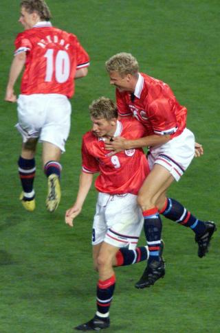 FLO-FLO: Jostein Flo mener Flo-pasningen var oppskrytt, Drillo-fotball handler om mye mer. Her sammen med bror Tore Andr� Flo, og Rekdal. Foto: Scanpix