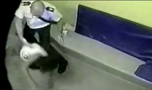  BRUTALT: Her slenger poltimannen kvinnen s� brutalt i gulvet , at hun senere m�tte til sykehus hvor hun  m�tte sy flere sting i ansiktet. FOTO:CCTV/DAGBLADET.NO