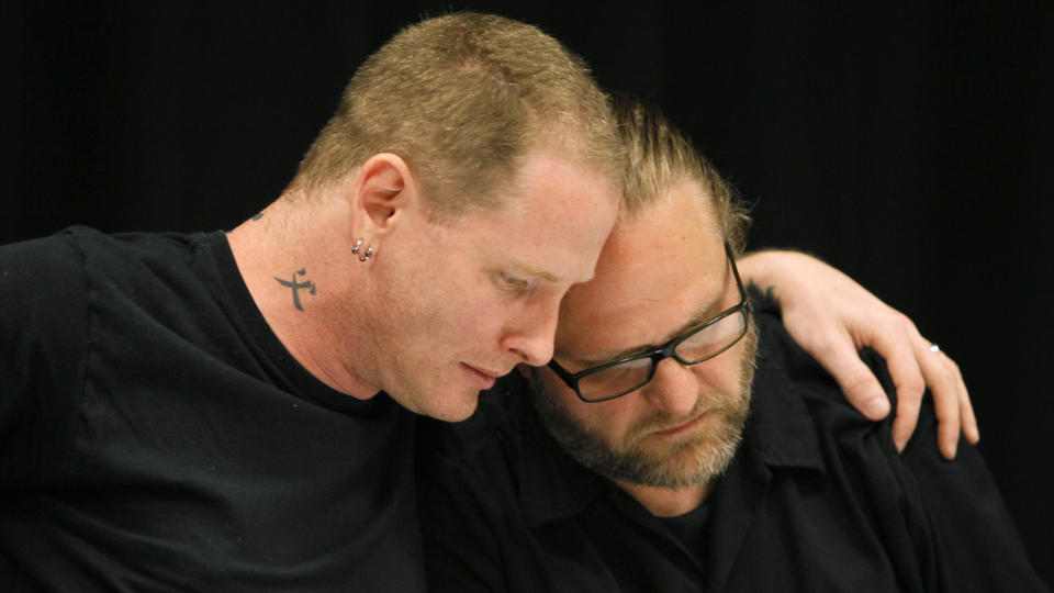 SER M�RKT P� DET: Slipknot-vokalist Corey Taylor (til venstre) ser m�kt p� framtida for bandet. Her sammen men en s�rgende Shawn Crahan.Foto: AP Photo