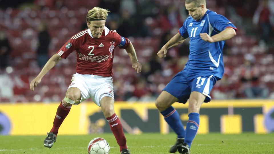 SER FRAM MOT NORDISK KRIG: Christian Poulsen (t.v) og danskene slo Island p� overtid. N� ser Lierpools nye midtbanespiller fram mot m�tet med Norge i mars. Foto: EPA/Jens Norgaard Larsen