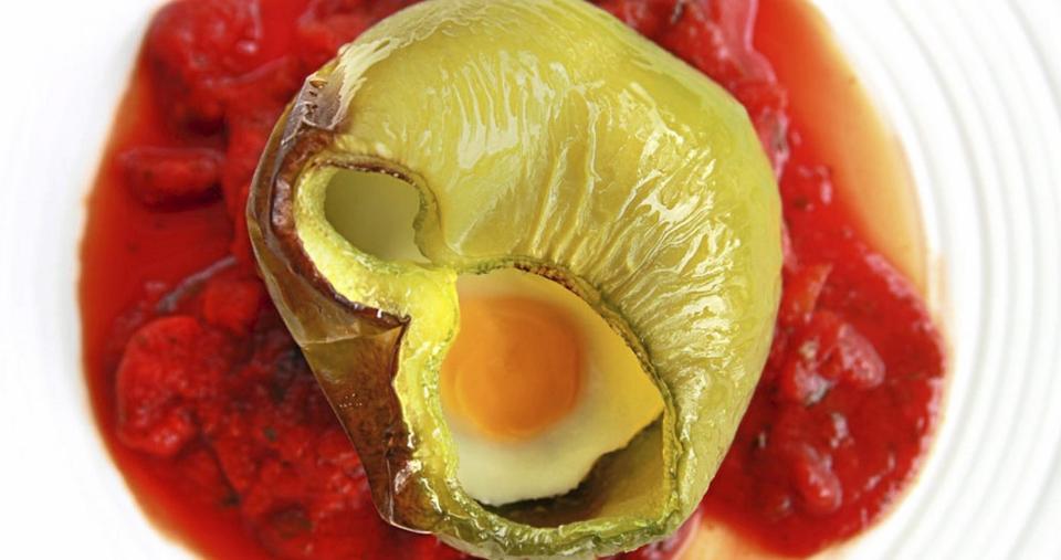 BAKT PAPRIKA: Her er oppskriften p� bakt paprika med egg og tomatsaus. Foto: Erik Hannemann