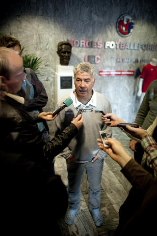 ROLIGERE: Drillo har det t�ft p� sidelinja under kamp, men i dag var han tilbake i analytisk modus.Foto : Bj�rn Langsem/DAGBLADET.