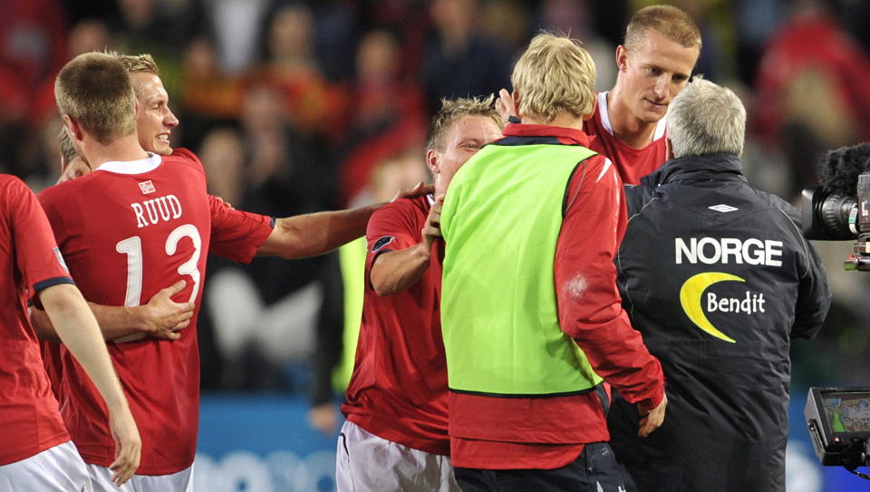 DR�MMESTART: Egil Olsen takker spillerne etter g�rsdagens kamp, som han mener var en bragd p� linje med seirene over Nederland, Italia og England p� 90-tallet. N� venter Kypros.Foto: DAGBLADET