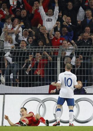 LEVERTE: Wayne Rooney lot ikke de utenomsportslige problemene hindre ham mot Sveits i g�r.Foto: SCANPIX/EPA/PETER KLAUNZER