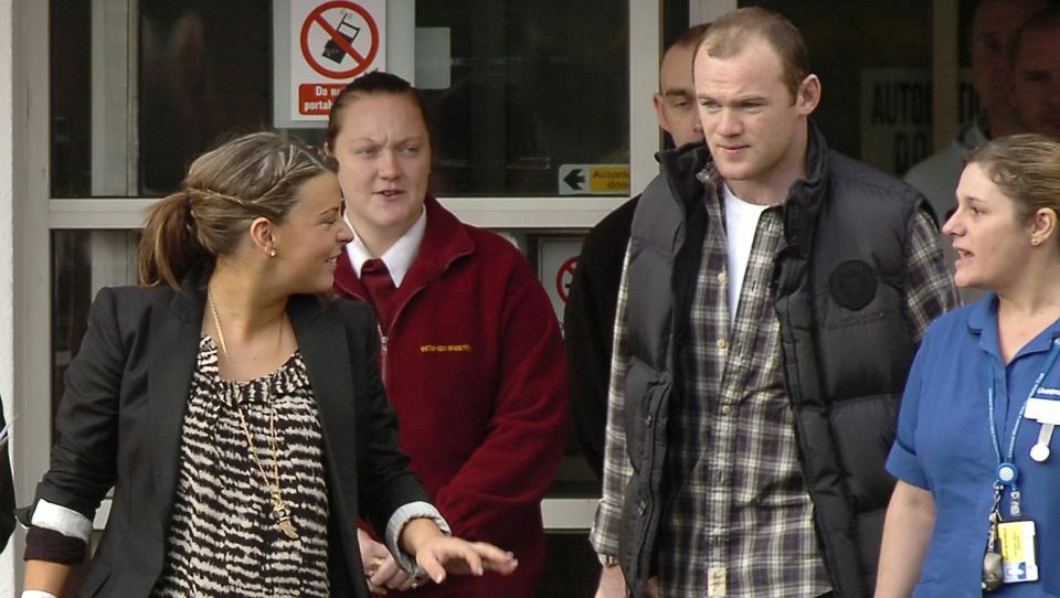 T�FFE DAGER: Wayne Rooney skal ha kjempet hardt mot at avisene skulle skrive om den p�st�tte utroskapssaken. I dag f�r kona Coleen (venstre) en offentlig unnskyldning fra prostituerte Jennifer Thompsons foreldre.Foto: SCANPIX/REUTERS/Nigel Roddis