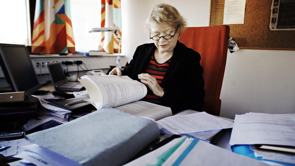 LATTERLIG: Det er latterlig at ikke utenriksminister Jonas Gahr St�re ikke kan ta imot noen sm� tepper fra Afghanistans president, mener korrupsjonsjeger Eva Joly

Foto: Frank Karlsen / Dagbladet