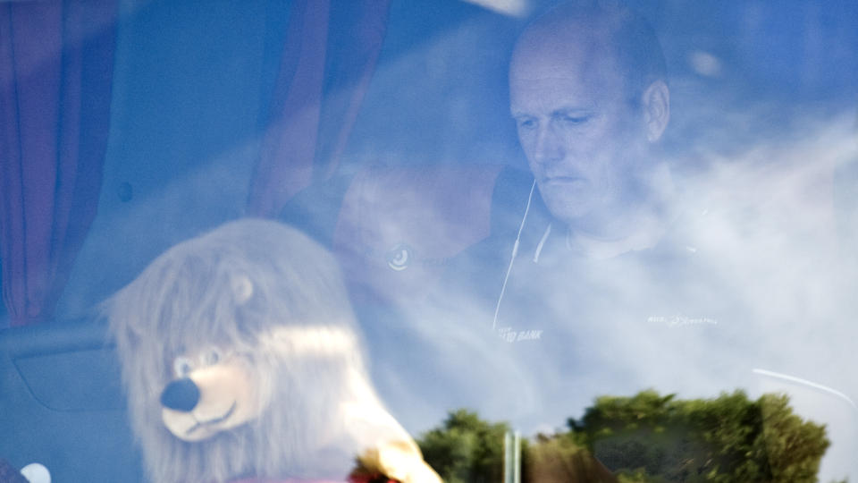 STILLE I BUSSEN: Bjarne Riis tok grep da han fersket Andy Schleck og Stuart O'Grady etter en tur p� byen. Begge ble sendt hjem, og Riis st�r p� at de to hadde drukket mer enn bare et par �l.Foto: SCANPIX/AP/David Ramos