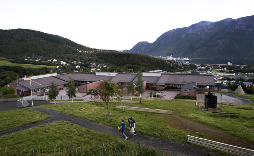 RAMMET SKOLE: Kulstad skole, som ligger noen kilometer nord for Mosj�en (i bakgrunnen) har 340 elever p� 1. til 7. klassetrinn. Den ti�rige jenta skal ha blitt voldtatt i et skogholt like ved skolen. Foto: HANS PETTER S�RENSEN