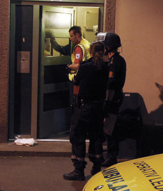 STUKKET I MAGEN: Politiet aksjonerte mot denne boligblokka p� Dalehaugen p� Galgeberg i Oslo i kveld.  Foto: ERLING H�GELAND/Dagbladet