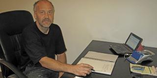 IKKE OVERRASKET: Lars Drabitzius har fartstid som biloppretter og lakkerer fra syttitallet, og er ikke overrasket over prisforskjellen. Foto: Geir Svardal
