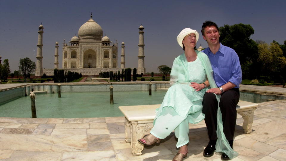 FIKK GAVE: P� offisielt bes�k i India i 2001 sammen med kona, Ingrid Schulerud, fikk Jens Stoltenberg et kaffeservise i s�lv. Her er paret foran Taj Mahal. 
Foto:Robert S. Eik