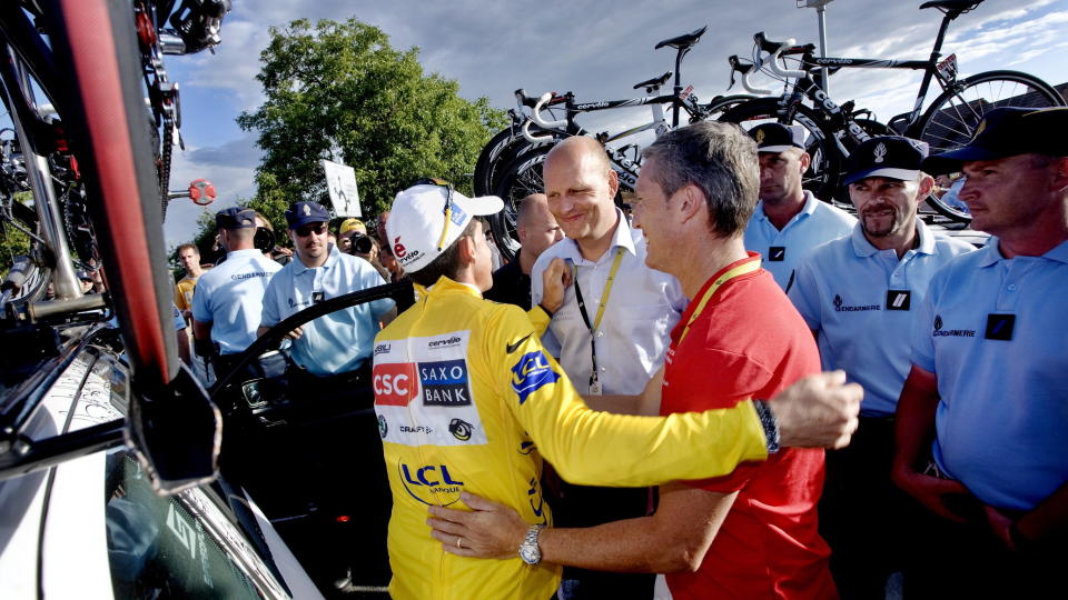 ALT SOM F�R MED BJARNE�ret etter dopingavsl�ringen hygget Bjarne Riis seg med toppsyklisten Carlos Sastre. I denne sporten blir visst alt mellom gamle venner. FOTO: Daniel Sannum Lauten / Dagbladet