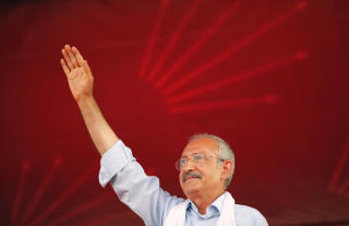 ER IMOT: Tyrkias opposisjonsparti CHP fikk for fire m�neder siden ny leder. Kemal Kilicdaroglu er partiets nye h�p. F�r han ryddet opp i partiet kan de utgj�re en reell opposisjon til AKP. Partiet har gjort det svakt de siste �rene p� grunn av d�rlig lederskap. Foto: REUTERS/Umit Bektas