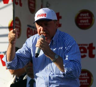 STERK POSISJON: Tyrkias statsminister Recep Tayyip Erdogan har f�tt gjennomf�rt mye siden han kom til makta i 2002. N� fors�ker han � f� folket til � si ja til grunnlovsendringer. Foto: AFP/ADEM ALTAN