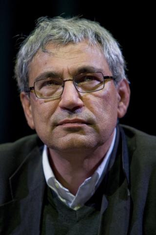 INTELLEKTUELLE I STRID: Tyrkias mest kjente forfatter Orhan Pamuk vil stemme for grunnlovsendringen, mens broren, �konomiprofessor Sevket Pamuk, nylig sa nei sammen med en gruppe akademikere. De mener de frittst�ende institusjonene vil bli svekket og frykter et for mektig AKP. Foto: EPA/ED OUDENAARDEN