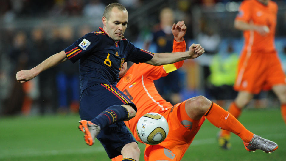 AVGJORDE I EKSTRAOMGANGENE: Andres Iniesta sikret Spania VM-gull fire minutter f�r slutten av andre ekstraomgang i �rets finale. Neste gang g�r kanskje VM-finalen rett til straffekonk. Foto: PEDRO UGARTE/AFP