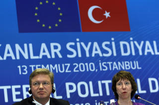 HAR �NSKET SEG INN I EU: Her snakker EUs Catherine Ashton og Stefan Fule etter et dialogm�te med EU i sommer. EU har alltid satt som et sentralt krav at Tyrkia blir et ekte demokrati der alle parti f�r stille til valg. Grunnlovsreformen har st�tte av EU. Foto: REUTERS/Murad Sezer