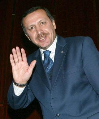 HAR HATT SINE PROBLEMER MED RETTSVESENET: Tyrkias statsminister Recep Tayyip Erdogan ble fengslet i 1997 for � ha lest opp et dikt myndighetene mente var anti-Atat�rk. I 2001 slapp han ut og dannet AKP. Kraftig press fra EU gjorde at grunnlovsdomstolen tillot partiet � stille til valg. Foto: REUTERS