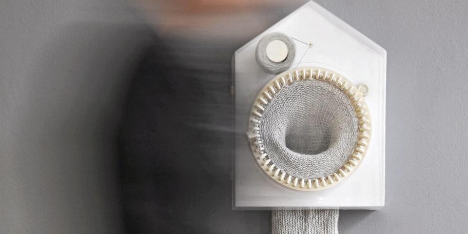TID FOR DESIGN: Den strikkende klokken strikker en maske for hver halve time og er designet av Siren Elise Wilhelmsen.   FOTO: CAMRON PR