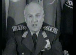 LAGET SIN EGEN GRUNNLOV: General Kenan Evren erkl�rer milit�rkuppet i 1980. Kuppet hadde faktisk st�tte i brede lag av befolkningen. Landet hadde g�tt gjennom en periode med politisk kaos, vold og fengslinger. Foto: WIKIMEDIA