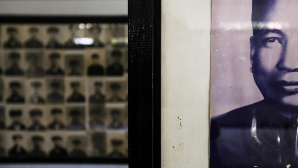 TOTALIT�RE REGIMER: Et portrett av R�de Khmer-lederen Pol Pot (t.h.) henger foran bilder av hans mange ofre ved Tuong Sleng-museet i Phnom Penh. Bernt Hagtvet oppfordrer Jan Myrdal til � reise dit og revurdere sitt syn. Foto: Reuters/Scanpix