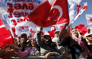 SVAKT INTERNDEMOKRATI: AKP ledes av en mann med et stort ego og med en tidsvis b�llete oppf�rsel. Hans st�ttespillere viser her sin entusiasme for et ja i folkeavstemningen. Foto: REUTERS/Umit Bektas