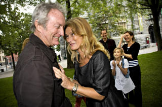GJENSYNSGLEDE:  Bryan Brown og Lena Endre har ikke sett hverandre p� nesten et �r. Bak Maria S�dahl, Henrik Rafaelsen og Iben Luel Hersoug. Foto: Anders Gr�nneberg