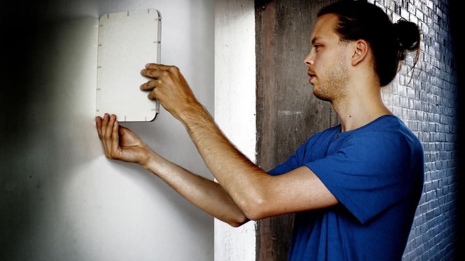 Lyspunkt: Her viser Daniel Rybakken med en pappmodell hvordan speilet Right Angle Mirror henger i en uvanlig vinkel p� veggen og dermed fanger opp dagslys. Det gir spennende reflekser p� veggen. Foto: Nina Ruud