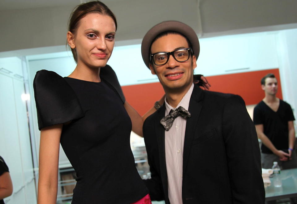 TYNNE MODELLER: Designer Victor De Souza under moteuka i New York, sammen med en av de tynne modellene, som vekker reaksjoner Foto: Stella Pictures