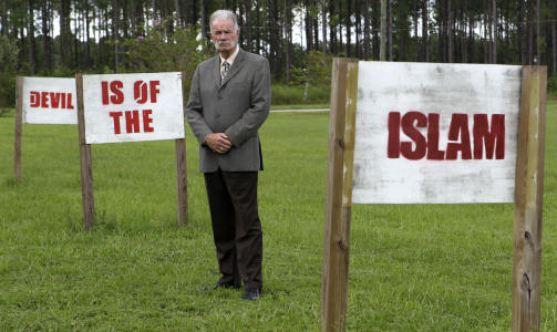 ISLAMHATER: Pastor Terry Jones har skapt furore b�de hjemme i USA og en rekke andre land etter at han kunngjorde planene om � brenne koraner p� �rsdagen for terrorangrepene 11. september 2001. Foto: John Raoux / AP / SCANPIX