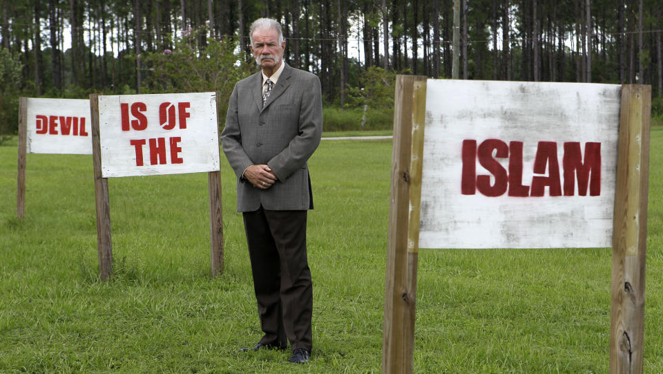 OMBESTEMTE SEG: Islam-hateren Terry Jones og hans rundt 50 tilhengere kommer ikke til � gjennomf�re den planlagte koranbrenningen, var beskjeden fra menigheten seint torsdag kveld. Foto: SCANPIX