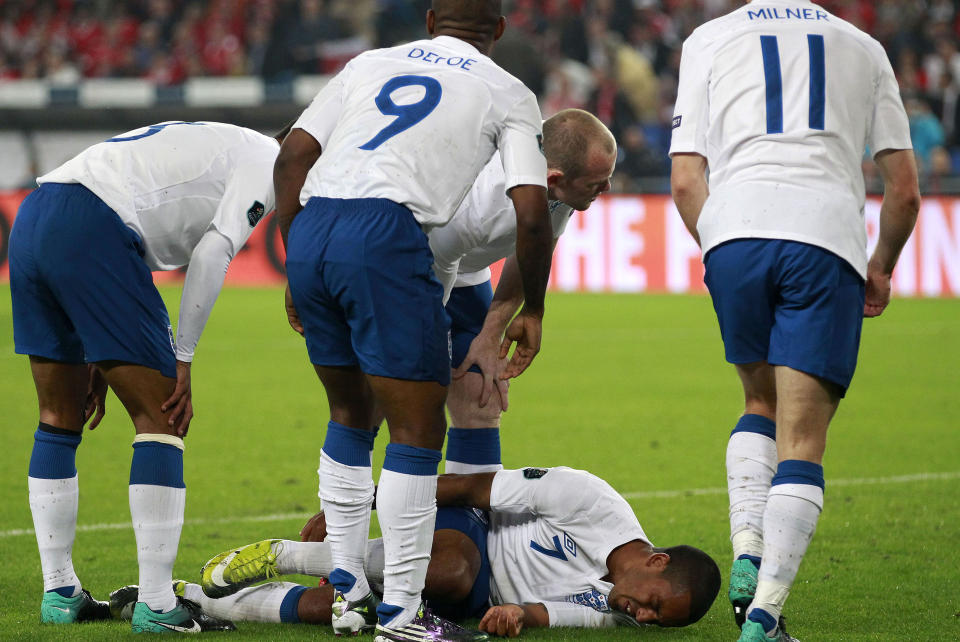 LEI SMELL: Theo Walcott har hatt en str�lende sesonginnledning, og har allerede etter tre serierunder tangert sin egen scoringsrekord i Premier League. N� venter seks uker p� sidelinja som en konsekvens av overtr�kket mot Sveits p� tirsdag.Foto: SCANPIX/REUTERS/Stefan Wermuth