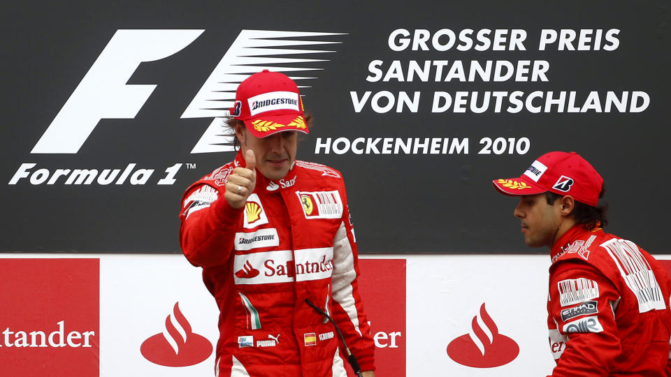 LAGT SKANDALEN BAK SEG: Mange vil p�st� at Ferrari-teamet slapp billig unna da de kun ble b�telagt for bruken av stallordre da Felipe Massa (t.h.) slapp Fernando Alonso (f.v.) forbi seg. Alonso sier at han har lagt episoden bak seg.Foto: SCANPIX/REUTERS/Kai Pfaffenbach/