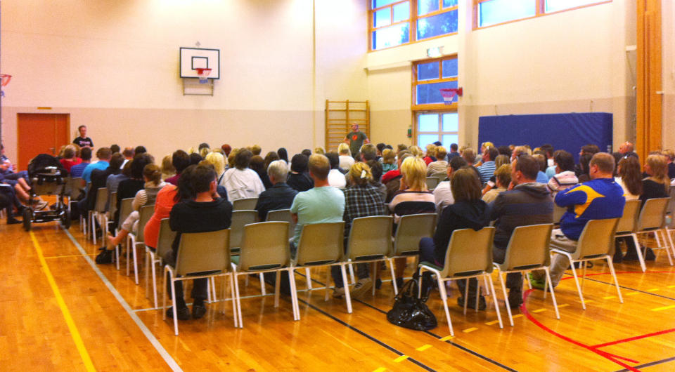 STORT OPPM�TE: Ca. 100 personer hadde m�tt fram til foreldrem�tet p� Kulstad skole i kveld. Foto: HANS PETTER S�RENSEN