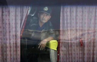 TOK TURISTER FRA HONGKONG: Gisseldramaet utspilte seg i Manila sentrum 23. august. Her kikker gisseltakeren ut bussvinduet. Foto: REUTERS/Romeo Ranoco